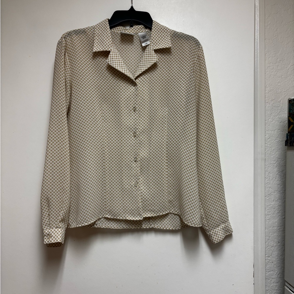 Villager by Liz Claiborne Cream Geometric Blouse – Size SM – Button-Up- Clásico.